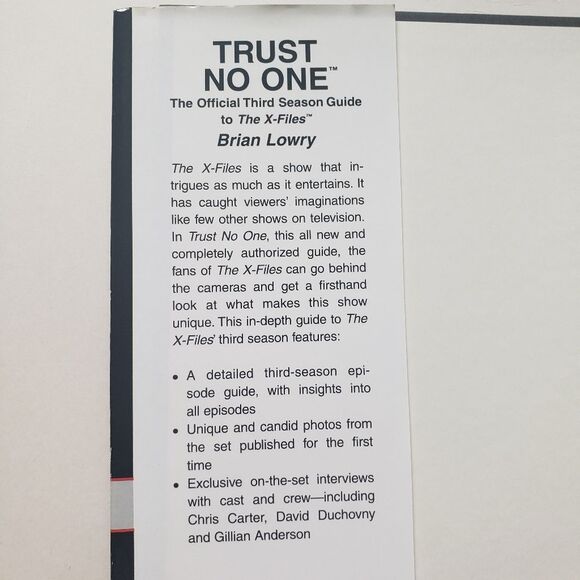 TRUST NO ONE : THE X-Files Book (1996) - Picture 6 of 7